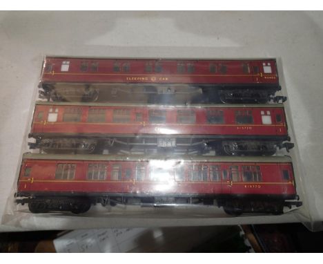 Hornby Dublo 2/3 rail, rake of three B.R Maroon coaches, two comp and one sleeping car, in very good condition/unboxed. UK P&