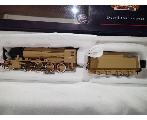 OO gauge Bachmann 32-255A, W.D Austerity 2.8.0 and tender, Desert Sand, 7199 in near mint condition, boxed. UK P&amp;P Group 