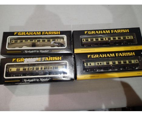 Rake of four N gauge Farish BR MK1 choc/cream coaches in very good to excellent condition, some underframe weathering, wear t