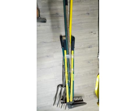 BUNDLE OF GARDEN TOOLS