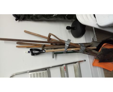 BUNDLE OF GARDEN TOOLS