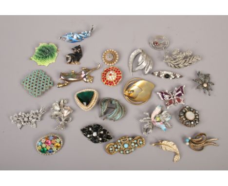 Twenty five vintage costume jewellery brooches including Holywood and Sphinx etc.