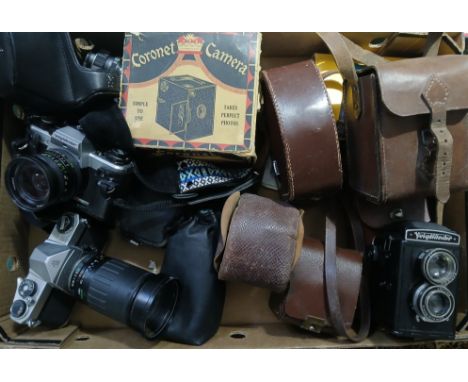 A box of assorted cameras and camera accessories including a Voigtlander VSL 3-E SLR, a Voigtlander Brilliant medium format c