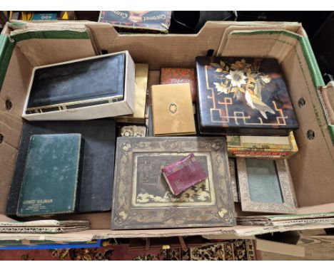 A box of assorted collectables including two Ahmed Soliman glass scent bottles with case, compacts, etc.
