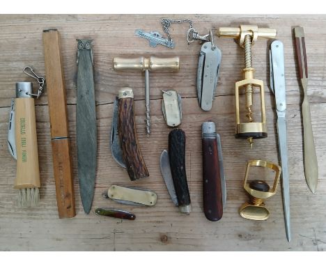 A tray of assorted collectables including knives, corkscrews etc.