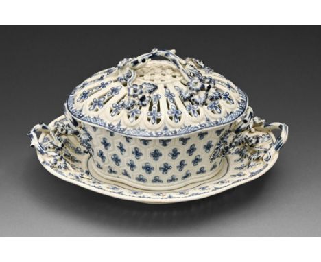 A Caughley chestnut basket, cover and stand, c1777-90, transfer printed in underglaze blue with the Pinecone pattern, stand 2