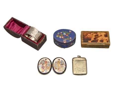A Victorian horn and tortoiseshell snuff box, with hinged lid, 8cm w, a Chinese cloisonne&nbsp; enamel box and cover, 6.5cm w