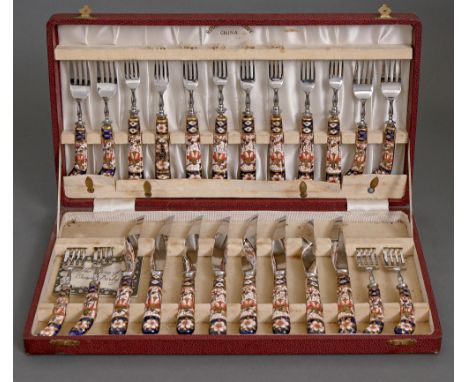 A set of Royal Crown Derby Imari porcelain hafted flatware, mid-20th c, cased (24)  Fork handle broken and glued, fork handle