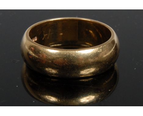 An 18ct gold wedding band,size K, 7g