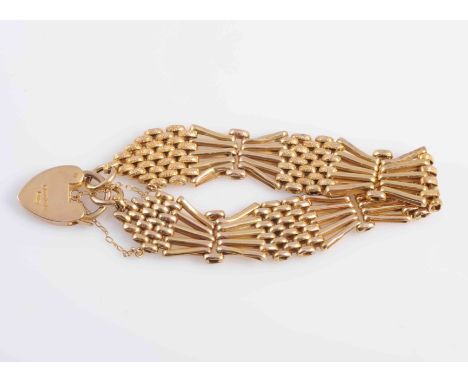 A VICTORIAN YELLOW GOLD GATE LINK BRACELET, formed of articulated interlocked oval tapering links with textured detailing, on