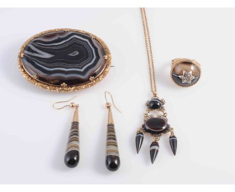 A COLLECTION 19TH CENTURY BANDED AGATE JEWELLERY, to include a gold and banded agate pendant, the three articulated tapering 