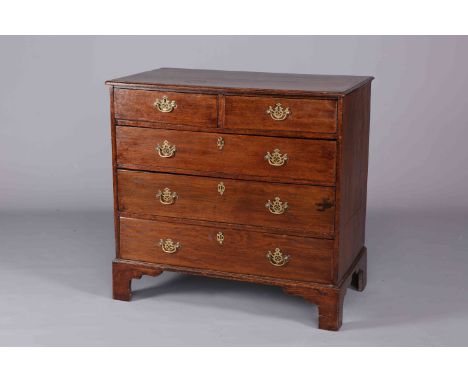 A SMALL GEORGIAN OAK CHEST OF DRAWERS, with moulded top and two short over three long graduated drawers, raised on bracket fe