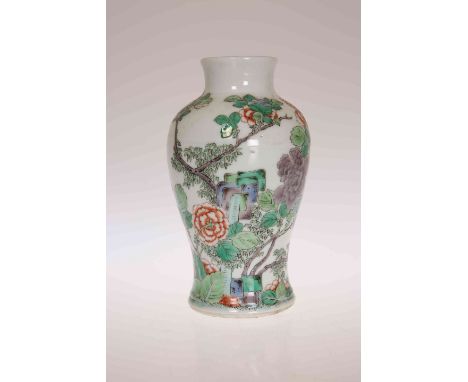 A CHINESE FAMILLE VERTE VASE, KANGXI STYLE, LATE 19TH/EARLY 20TH CENTURY, of baluster form, enamel painted in the typical pal