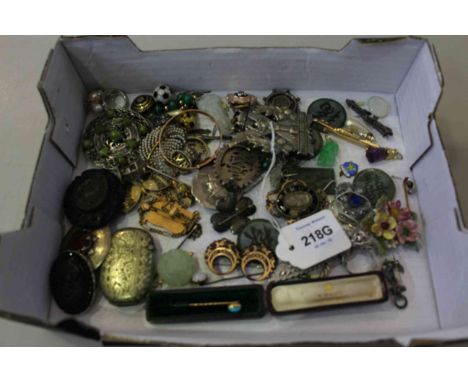 Box of assorted jewellery including brooches, jade pieces, bangle, etc.