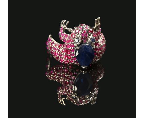 Ring in Froschform. Silber mit Saphirtropfen und Rubinen. Rgb.