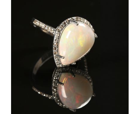 Opalring. Tropfenförmiger Opal, mit Diamanten karmosiert. Sterlingsilberfassung. Rgb.