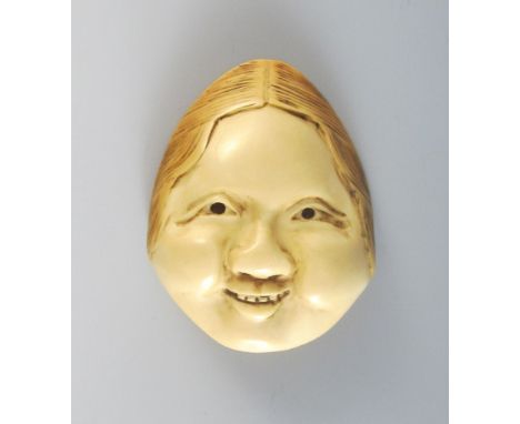 Netsuke. Okame-Maske. Vogelschnabel. Um 1900. H 5,5 cm