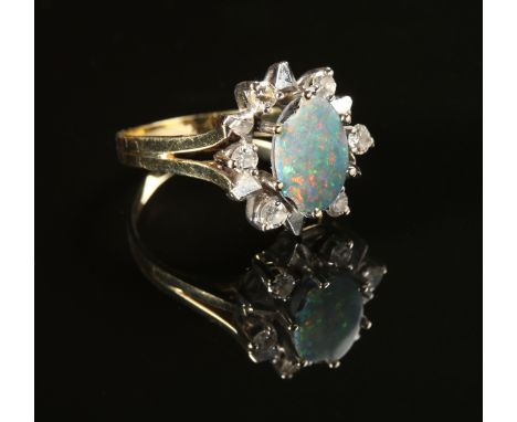 Opal-/Diamantring. Opaltriplette (Randstelle). Diamanten ca. 0,40 ct. Fassung 14 ct. GG
