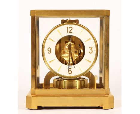 Atmos-Tischuhr von Jaeger-LeCoultre, sog. "Pendule Perpetuelle". Allseitig verglast und vergoldet. Rotationspendel mit Stellh