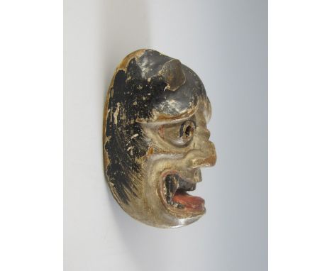 Netsuke. Dämonenmaske. Weichholz, teils farbig lackiert. Frühes 19. Jh. H 4,7 cm