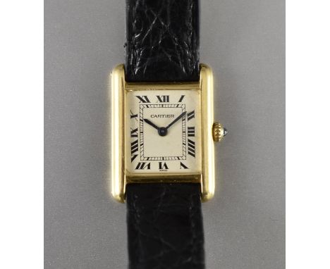 Goldene Cartier-Damenarmbanduhr, 18 ct. Model Tank. Nr. 660013228. Weißes Zifferblatt. Quarzwerk. 2,05 x 2,8 cm. Lederarmband