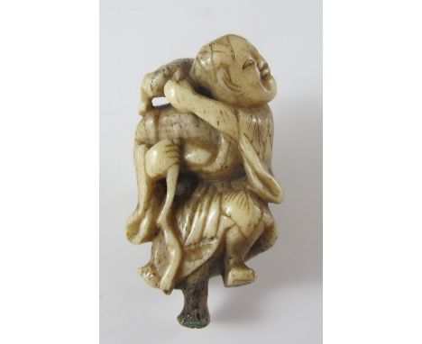Netsuke. Gama Sennin steht auf einem Bein, Kröte auf der rechten Schulter. Hirschhorn. 19. Jh. H 4,9 cm