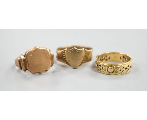 A Scottish pierced 14ct gold band, hallmarked for Edinburgh, 1962?, maker G &amp; TW, size K/L, 3.8 grams and two 9ct gold si
