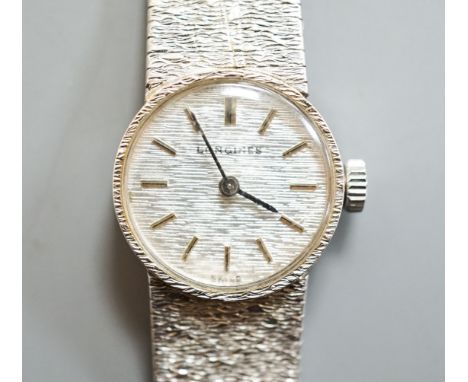 A lady's textured 9ct white gold Longines manual wind wrist watch, case diameter 19mm, overall length 15.2cm,gross weight 28.