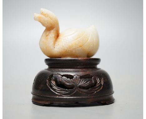 A Chinese jade figure of a goose, 5.5cm wood stand