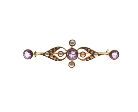 Edwardian yellow metal (15ct), amethyst and seed pearl bar brooch, 43mm approx, and a yellow metal (15ct) tie pin, 4.1g gross