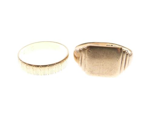 18ct gold engraved wedding band, size M approx, 2.2g approx, and a 9ct gold signet ring, size R approx, 4g approx (2)