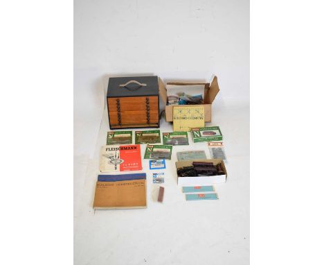 Mixed group of loose N gauge locomotives and carriages to include; Lima, Graham Farish, etc, together with a quantity of Peco