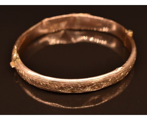 A 9ct gold bangle with engraved ivy decoration, 9.5g