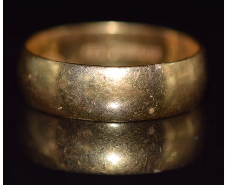 An 18ct gold wedding band / ring, 3.6g, size K