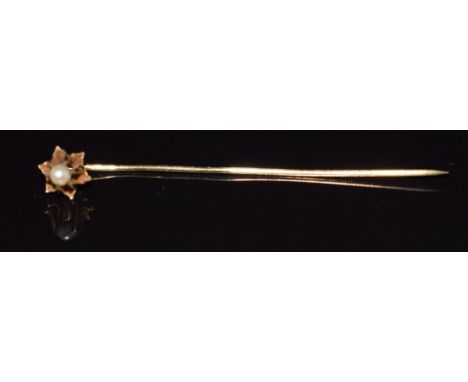 A 14k gold stick pin set with a pearl, 1.6g&nbsp;