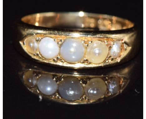 Edwardian 18ct gold ring set with pearls, 3.9g, size K