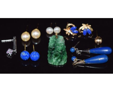 A carved jade plaque, pair of lapis lazuli earrings, 9ct white gold earring, two pairs of 9ct gold earrings set with a pearl 