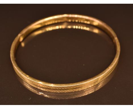 A 9ct gold flapper bangle with engraved decoration, 5.5g, 6.7cm&nbsp;