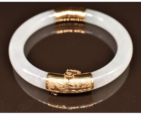 Chinese jade bangle with 18k gold clasp and hinge with engraved bamboo decoration, 5.5cm inner diameter, 53.5g