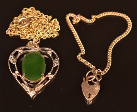 A 9ct gold bracelet and 9ct gold heart pendant set with nephrite jade, 5g&nbsp;
