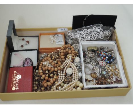 A selection of costume jewellery including diamante hair comb, diamante brooches, pendants, plated chains etc