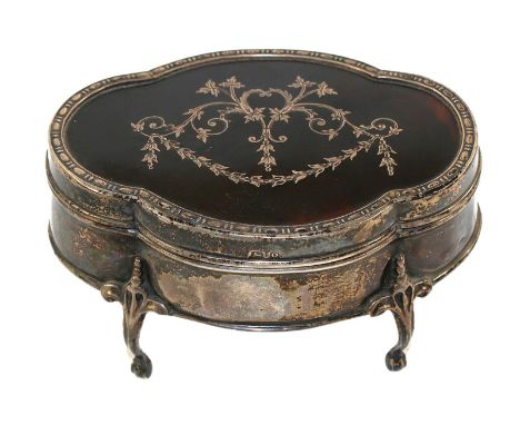 Puder- oder Schmuckdose, Silber.: England, Birmingham. (Anker schreitender Löwe). 1913. Ca. 9 x 6 Höhe ca. 5,8 cm. Oben mit a