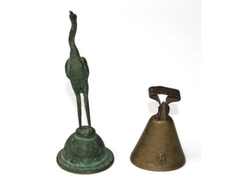 Tischglocke Bronze u.: weitere dekorative Objekte. Slg. aus 15 Objekten. U.a. Tischglocke Bronze mit Reiher wohl 18.Jh. Glöck