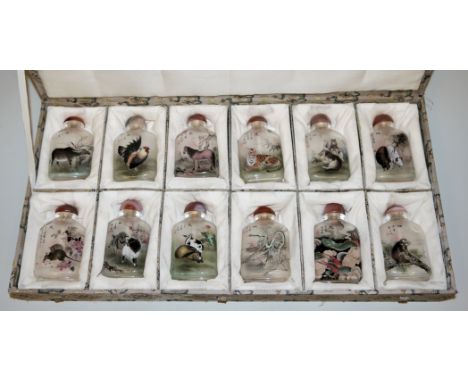 Snuffbottles: Zwölf chinesische Künstler-Snuffbottle mit den Zodiak-Tieren in Hinterglas-Malerei Vollständige Serie aus 12 Gl