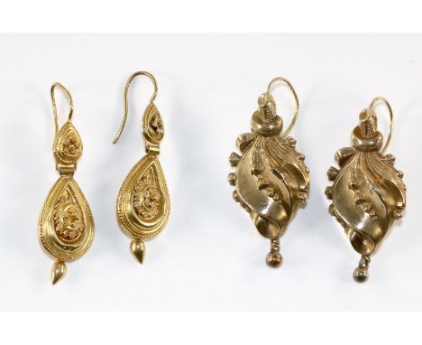 Paar 14 k GG Ohrhänger: des Spätbiedermeier. Ornamentdekor. 1 x gelötet. Dazu kleineres Paar derselben Zeit. 14 k. GG geprüft