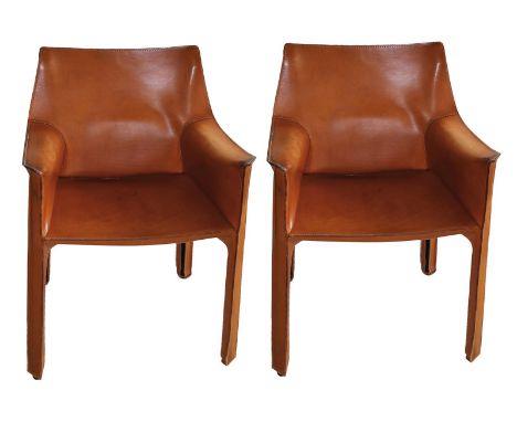 Mario Bellini: für Cassina. 2 Armlehnstühle Modell CAB 413. Entwurf 1977 . Metall, Kunststoff, cognacfarbenes Kernleder. 81 x