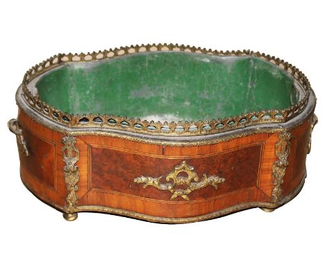 Jardiniere.: Frankreich, 19. Jhdt. Oval. 15 x 26 x 39 cm. Innen Blecheinlage. Palisander, verz. Bronze. - Dekorativ.   D