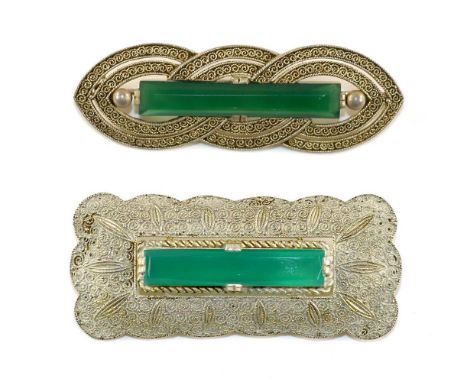 Zwei Broschen: mit grünem Stein. Vergoldetes Silber o. Silber. Um 1935. 2 x 5,6 cm - 2,5 x 5,5, cm. TF 925.   R
