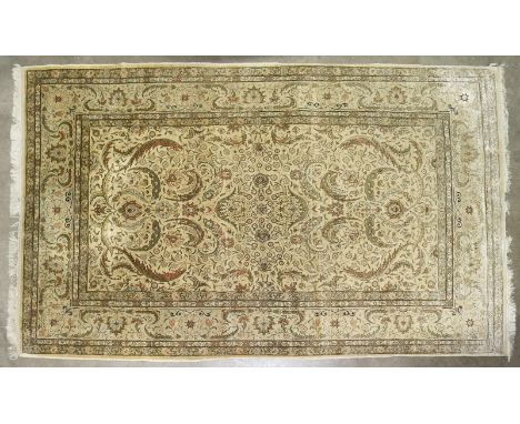 Hereke große Seidenbrücke.: Sehr feine Knüpfung. Türkei, wohl 1.H.20.Jh. Reicher floraler Dekor. 225 x 140 cm. Unterhalb Blom