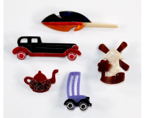 5: Broschen in laminiertem Cellulose-Acetat. 2 Automobile, Windmühle, Teekanne u. Feder. Fantasievolle Gestaltung. Sign. Lea 